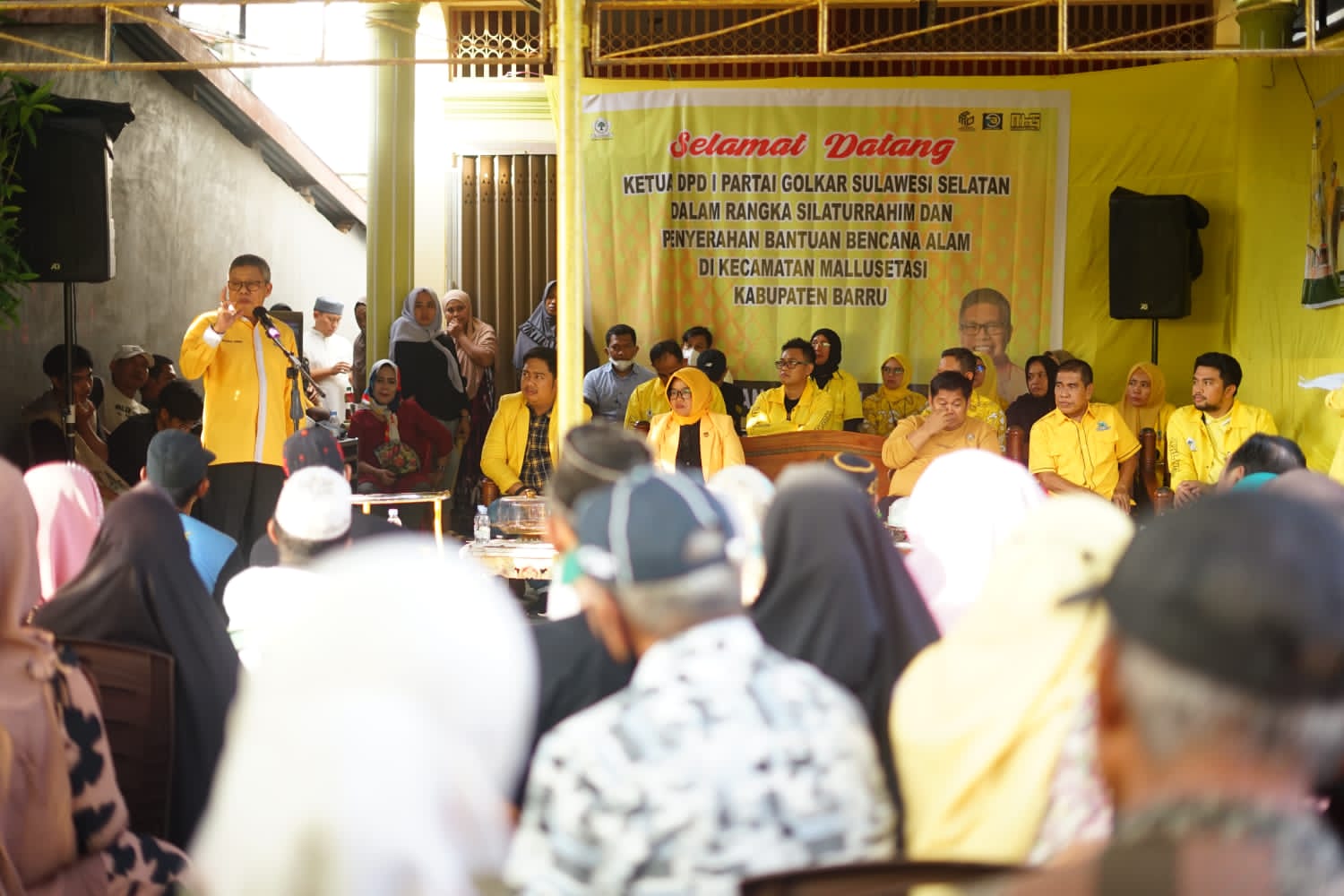 Taufan Pawe Serahkan Bantuan Golkar Sulsel ke Korban Bencana Alam di Kecamatan Mallusetasi Barru